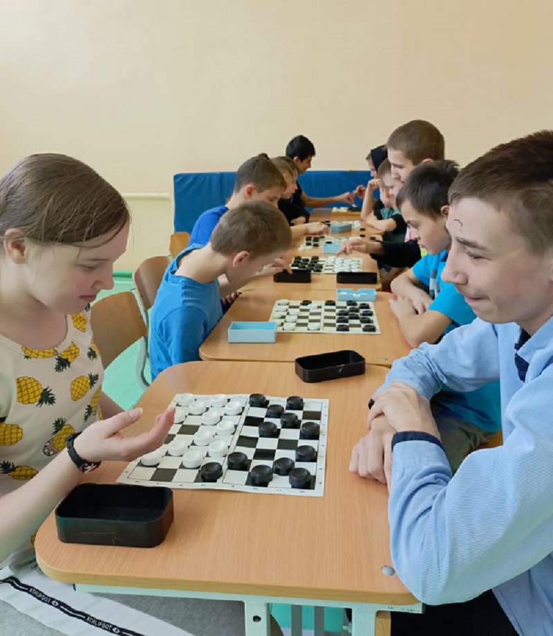 SHkolnyj turnir sredi obuchayushchihsya po shashkam